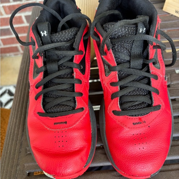 Boys Under Armour Basketball shoes 3.5 red sneakers UA ECU - Picture 4 of 6